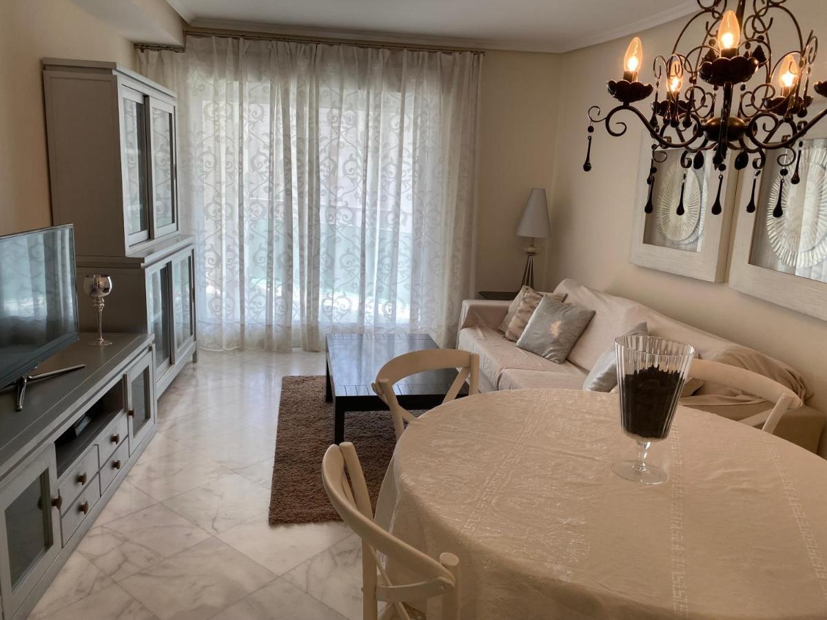 Elegant 2-Bedroom Apartment In Benidorm With Private Pool And Scenic Garden Views 卡拉德费斯特拉特 外观 照片