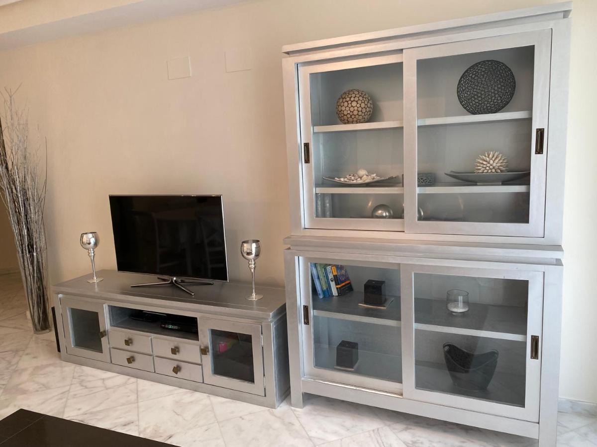Elegant 2-Bedroom Apartment In Benidorm With Private Pool And Scenic Garden Views 卡拉德费斯特拉特 外观 照片